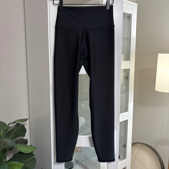 ALO Yoga Airlift 7/8 High-Waist Leggings in Black size Small - Picture 1 of 6
